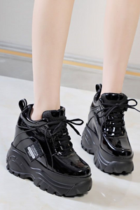 sneakers-plateforme-noir-Y2K