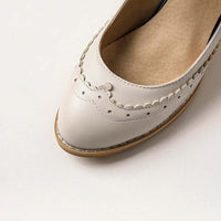 chaussures-annees-20-escarpins-petits-talons-blancs