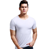 homme-annee-90-t-shirt-blanc-jean