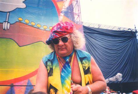 Wavy Gravy: L'Icône du Style Retro Qui Inspire Encore